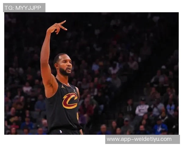 小莫布里攻防两端表现出色12投9中贡献18分10板2断2帽正负值高达26 小莫布里攻防两端表现出色12投9中贡献18分10板2断2帽正负值高达26