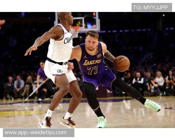 詹姆斯与东契奇2K模拟赛季数据对比分析：得分助攻全面解析